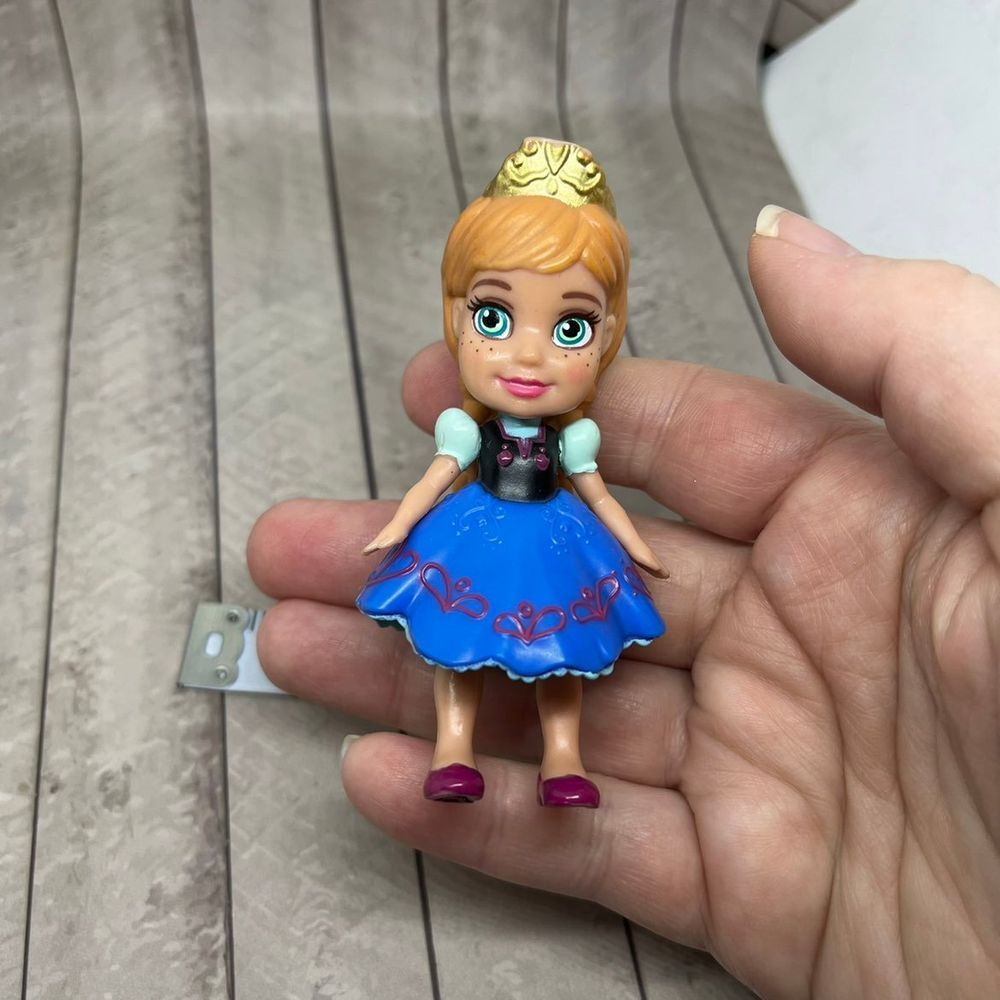 Disney Frozen Anna tiny 3" figurine. Used in good condition.‎